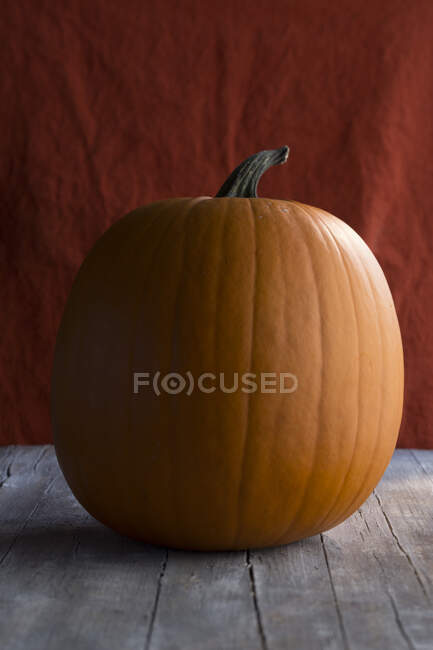 Una grande zucca di Halloween su una superficie di legno — Foto stock