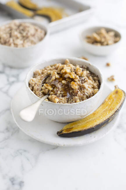 Oatmeal with caramelized bananas and maple syrup — Stock Photo
