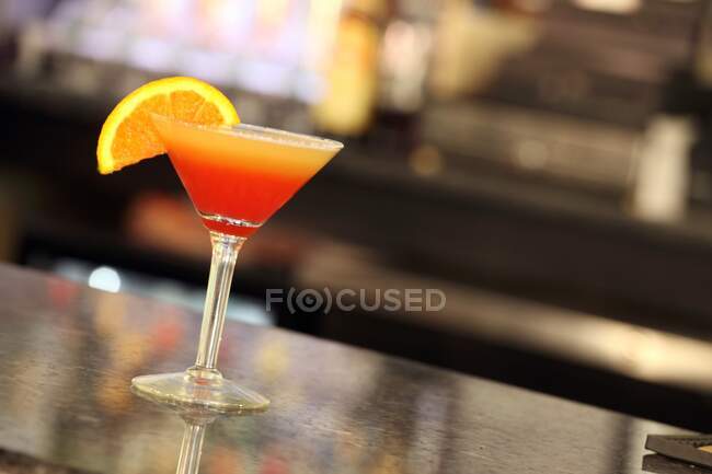 Cocktail in elegante bicchiere con fetta di arancia — Foto stock