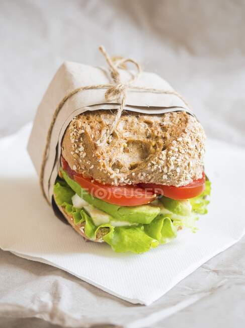 Sandwich fresco vegetariano de queso de cabra y verduras sobre pan integral - foto de stock
