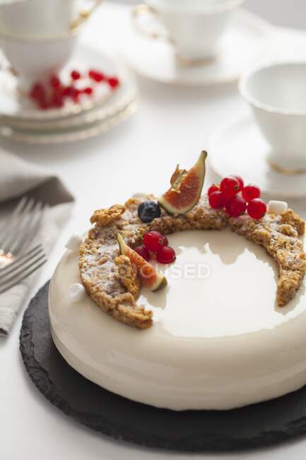 Miroir glaçure gâteau aux groseilles rouges et figues — Photo de stock