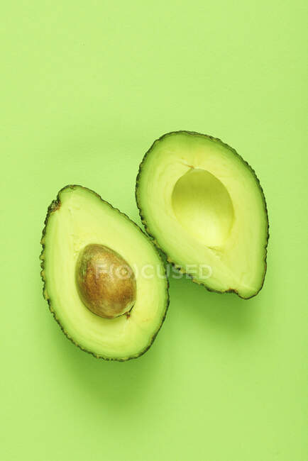 Авокадо на зеленом фоне — стоковое фото
