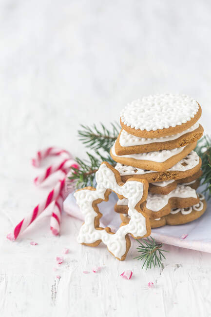 Stacked gingerbread cookies with icing — Stock Photo