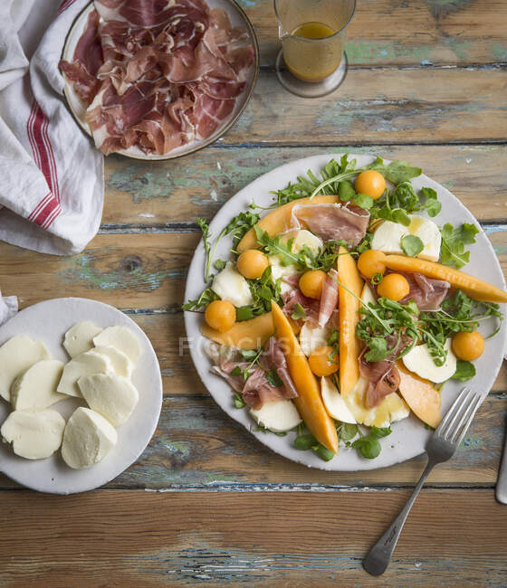 Mozzarella-Salat mit Melone und Schinken — Stockfoto