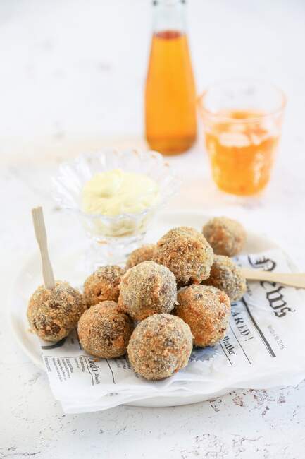 Meatballs served with homemade mayonnaise and aperitif — Stock Photo
