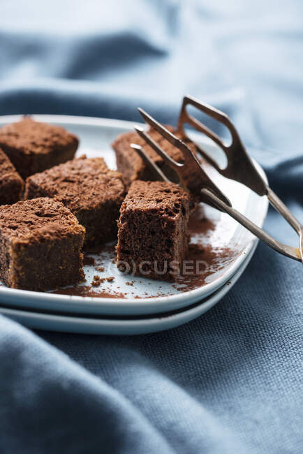 Ромовый торт из веганского шоколада, нарезанный — стоковое фото