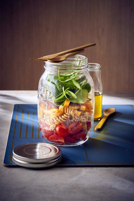 Uma salada em camadas em um jarro — Fotografia de Stock