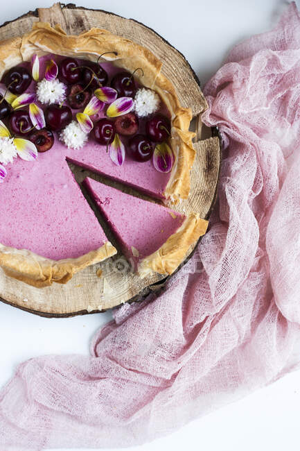 Cherry mousse tart with filo pastry — Stock Photo