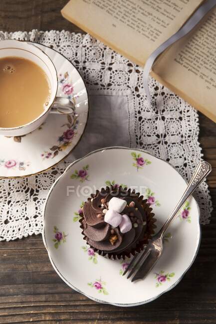 A chocolate cupcake topped with mini marshmallows and toffee sprinkles — Stock Photo