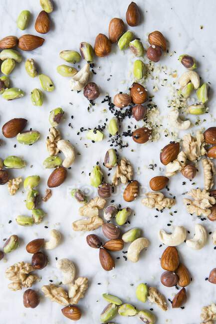 Sprouts, almonds, walnuts, cashews, pistachios, sesame and hemp seeds — Stock Photo
