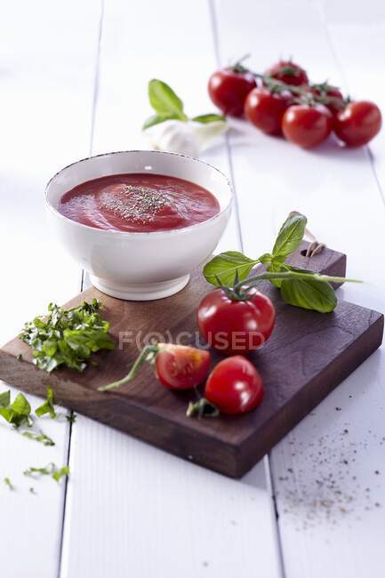 Tomato sauce, fresh tomatoes and basil — Stock Photo