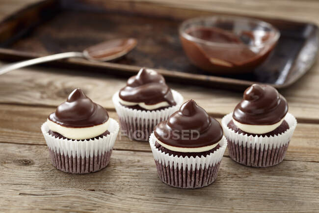 Peppermint chocolate cupcakes on wooden background — Stock Photo