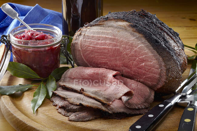 Spiced beef with red onion chutney — Stock Photo