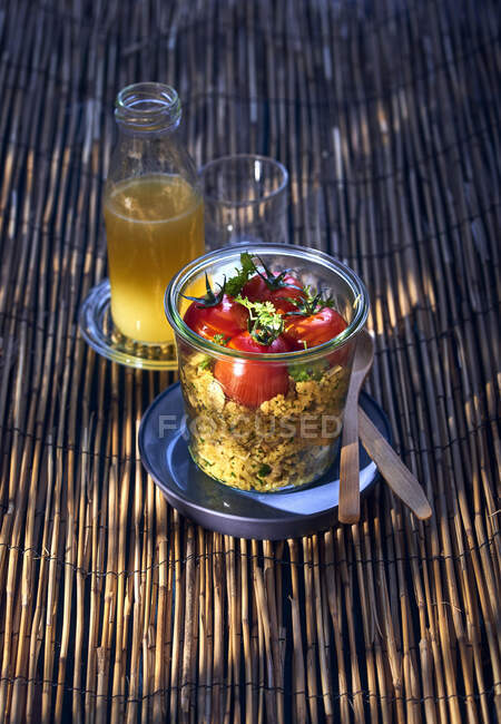 Curry-Bulgur mit Tomaten — Stockfoto