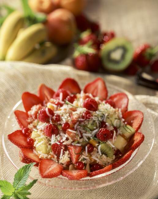 Salade de fruits avec riz sucré, fraises, kiwi et pomme — Photo de stock