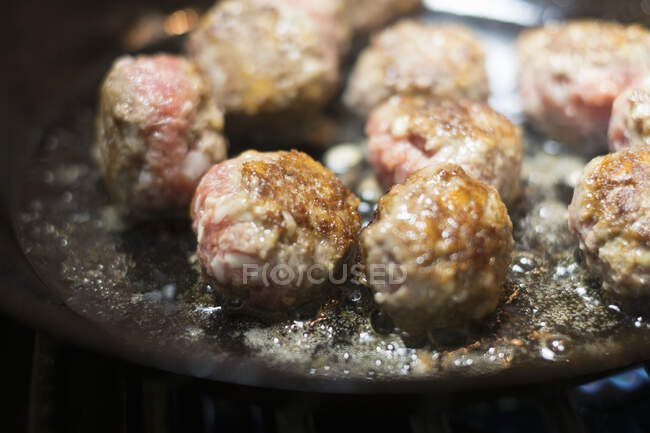 Boulettes de viande frites dans une poêle — Photo de stock