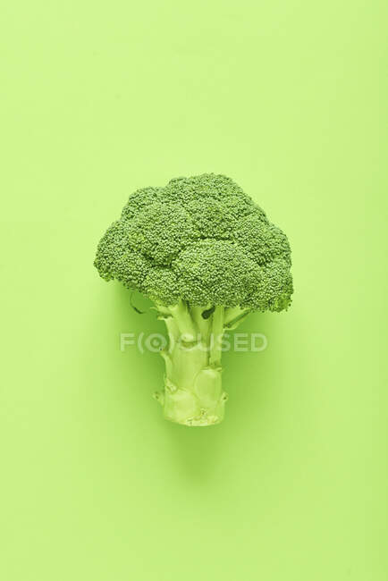 Brócoli sobre fondo verde - foto de stock