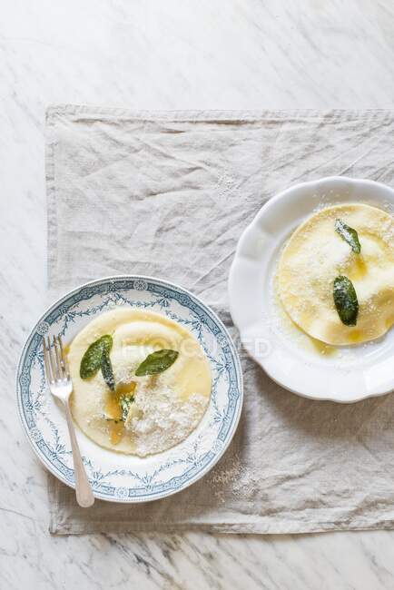 Spinach and ricotta ravioli with egg, sage and parmesan cheese — Stock Photo