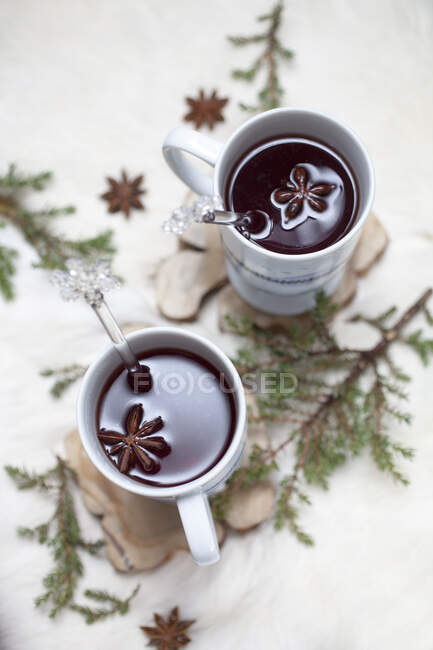 Hot spiced mulled wine — Stock Photo