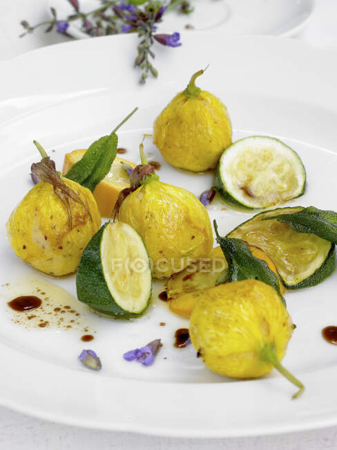 Evening primrose flowers filled with polenta, and served with zucchini and sage — Stock Photo