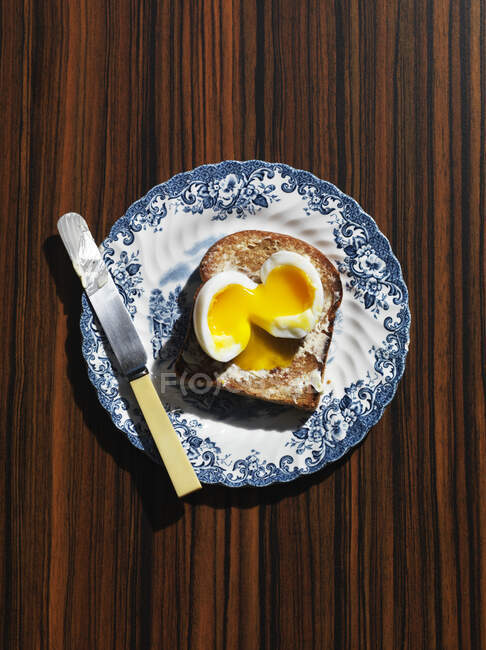 Un œuf mou sur du pain grillé — Photo de stock