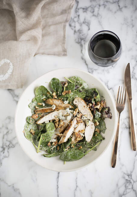 Chicken salad with spinach, blue cheese and walnuts — Stock Photo