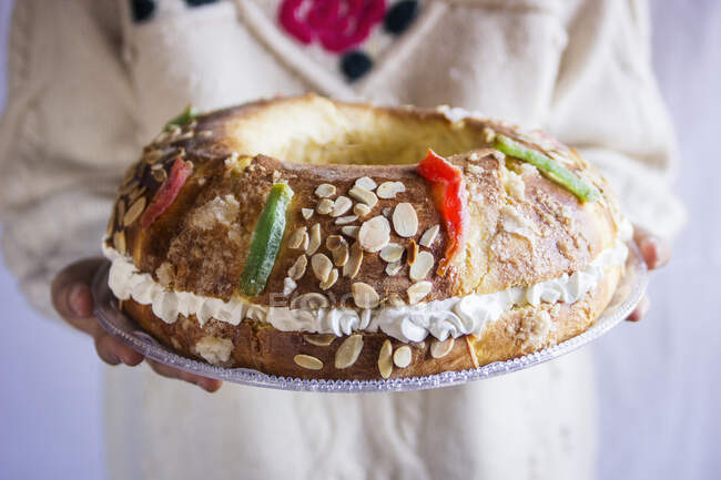 Une femme au service du gâteau royal Roscon de Reyes pour Noël — Photo de stock