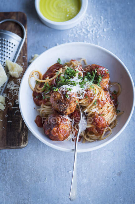 Espaguetis con albóndigas en un plato - foto de stock