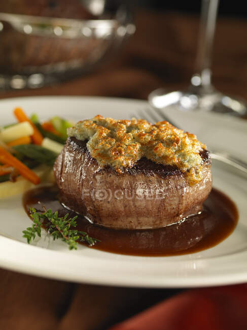 Ein Rindermedaillon mit Roquefort-Käse — Stockfoto