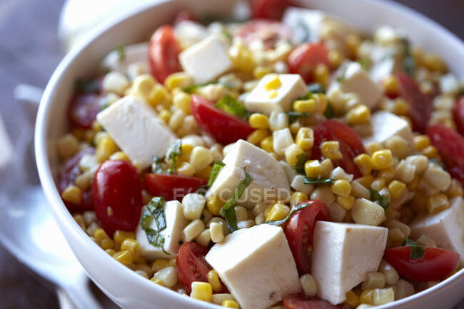 Salade de maïs d'été vue rapprochée — Photo de stock