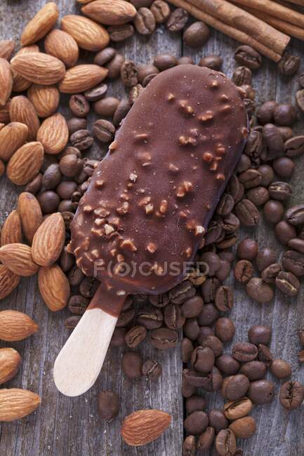 Ghiacciolo al cioccolato con mandorle — Foto stock