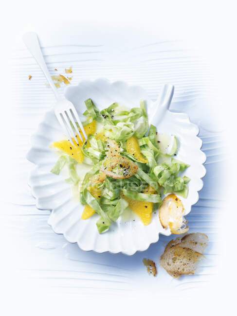 Pointed cabbage salad with orange dressing — Stock Photo