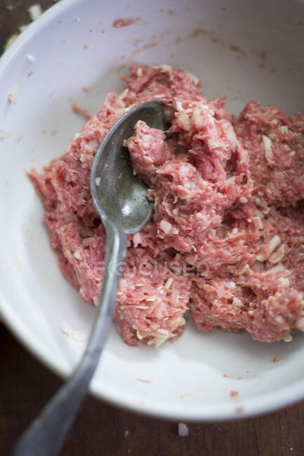 Boulettes de viande en cours de fabrication : viande hachée et ingrédients mélangés — Photo de stock
