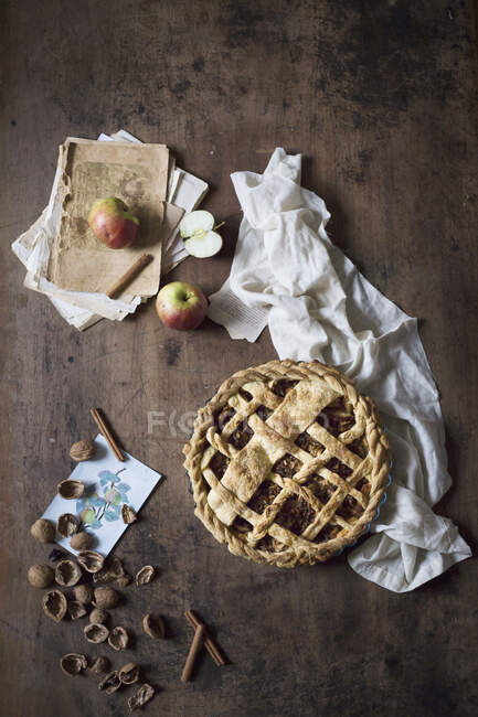 Rustikaler Apfelkuchen mit Walnüssen, Zimtstangen und Äpfeln — Stockfoto