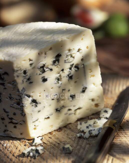 Close-up shot of delicious piece of Roquefort (close up) — Stock Photo