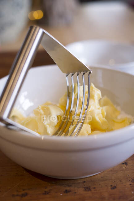 Beurre doux avec un mélangeur à pâtisserie — Photo de stock