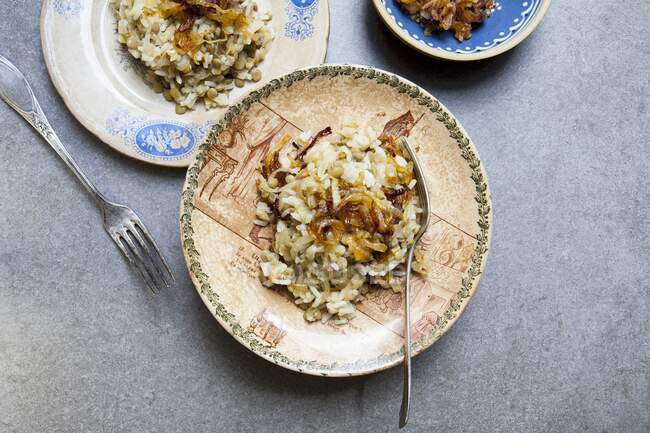Рис з сочевицею та карамелізованою цибулею — стокове фото