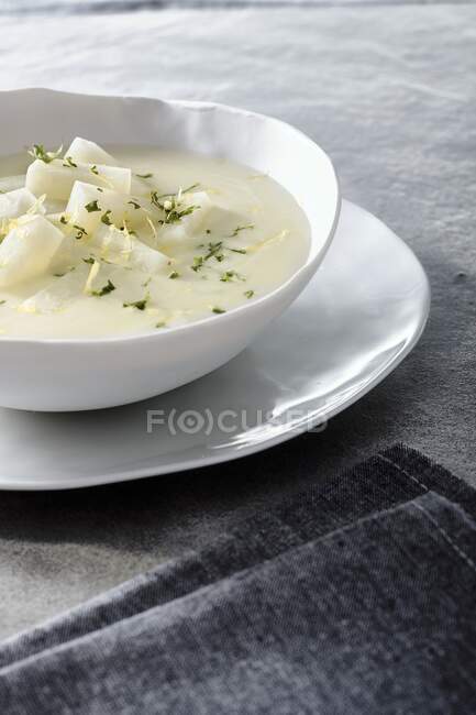 Creamy kohlrabi soup with lemon zest — Stock Photo