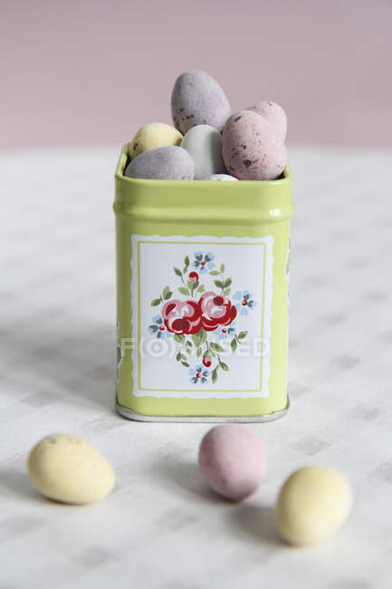 Mini ovos de chocolate em uma lata de metal — Fotografia de Stock
