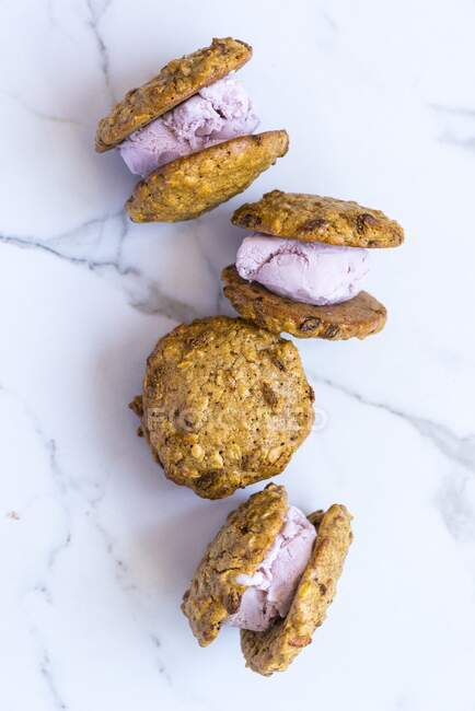 Oat cookie and strawberry ice cream sandwiches — Stock Photo