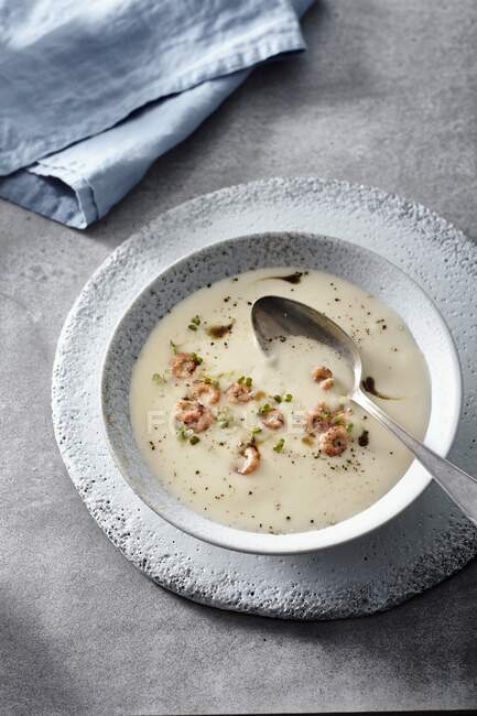 Cremige Kohlrabi-Suppe mit Garnelen — Stockfoto
