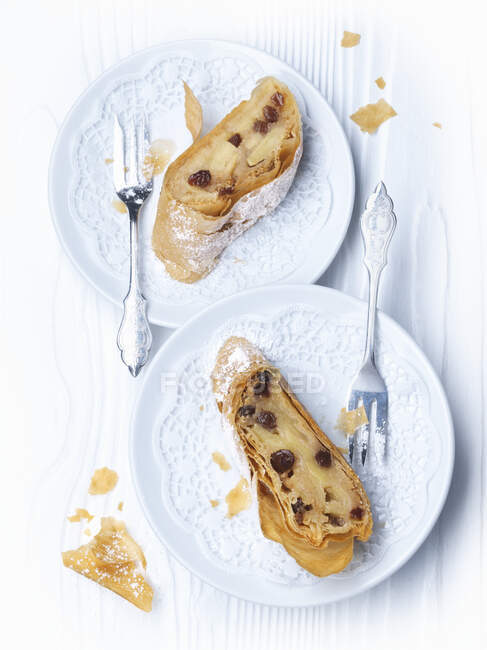 Two pieces of Viennese apple strudel — Stock Photo