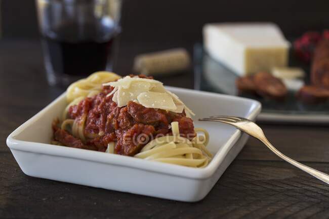 Pâtes au ruban avec sauce tomate et fromage parmesan — Photo de stock