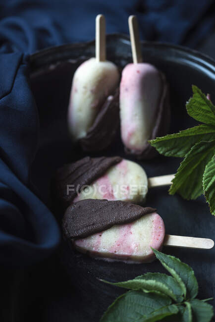 Bâtonnets de crème glacée aux framboises et bananes végétaliens — Photo de stock