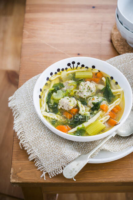 Суп с куриными фрикадельками, овощами и пастой — стоковое фото