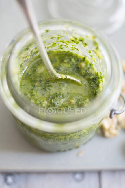 Pesto rucola con noci in un bicchiere (vegan) — Foto stock