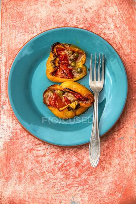 Gelbe Paprika gefüllt mit Tomaten, Sardellen und Kapern (Piemont, Italien) — Stockfoto