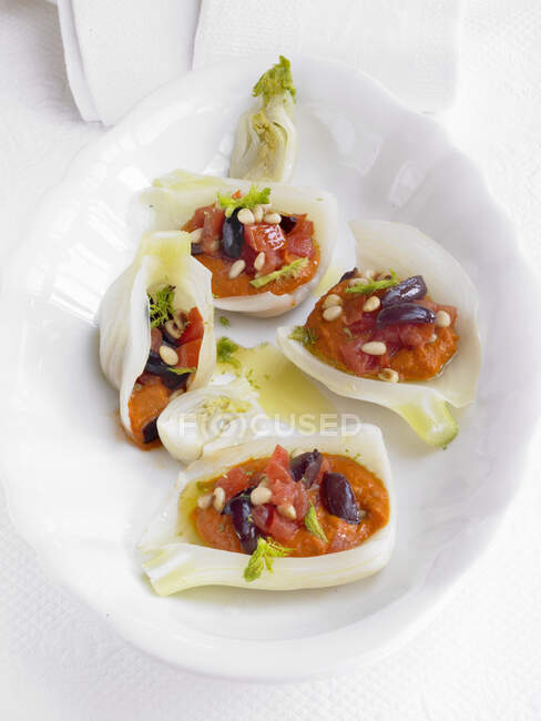 Funcho de estilo mediterrânico repleto de azeitonas, pinhões e pimentas — Fotografia de Stock