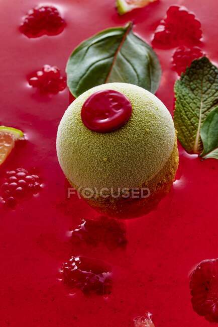 Фисташки на красном фруктовом желе — стоковое фото