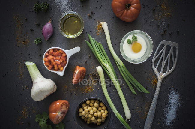 Ingredientes vegetales para estofado con garbanzos, tomates, puerro y huevo - foto de stock